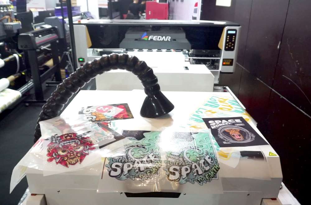 Mesin Printer Dtf Modern Mencetak Desain Warna-Warni Di Atas Film Transfer Transparan