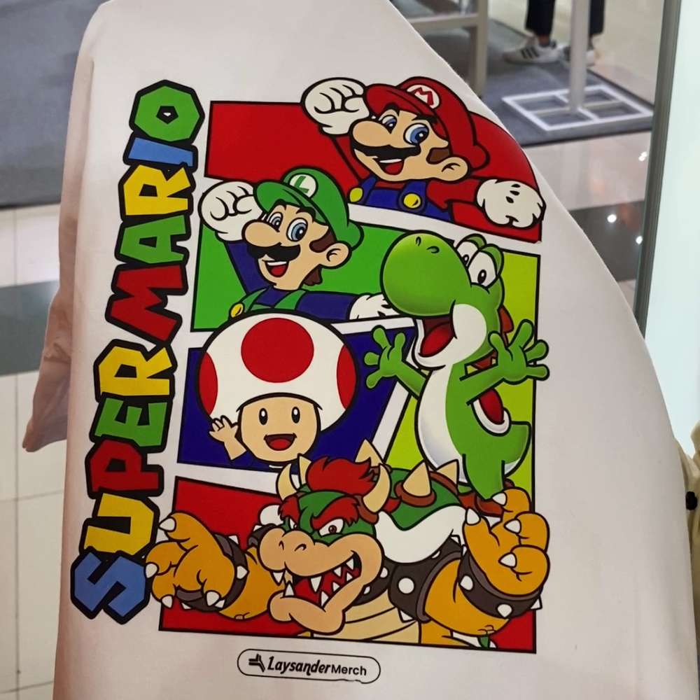 Kaos Dengan Desain Sablon Dtf Penuh Warna Yang Menunjukkan Daya Tahan Hasil Cetak Berkualitas.