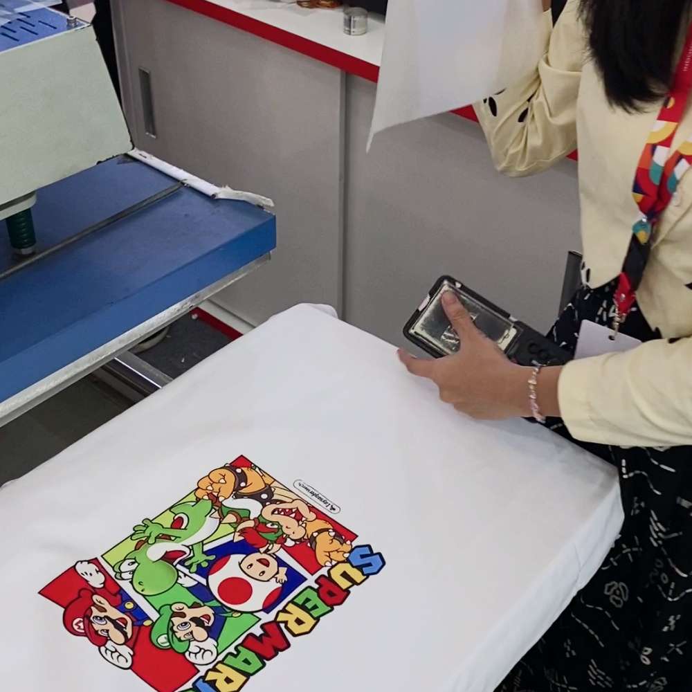 Proses Melepas Pet Film Dtf Dari Kaos Setelah Heat Press Untuk Menunjukkan Efek Pelepasan Yang Baik.