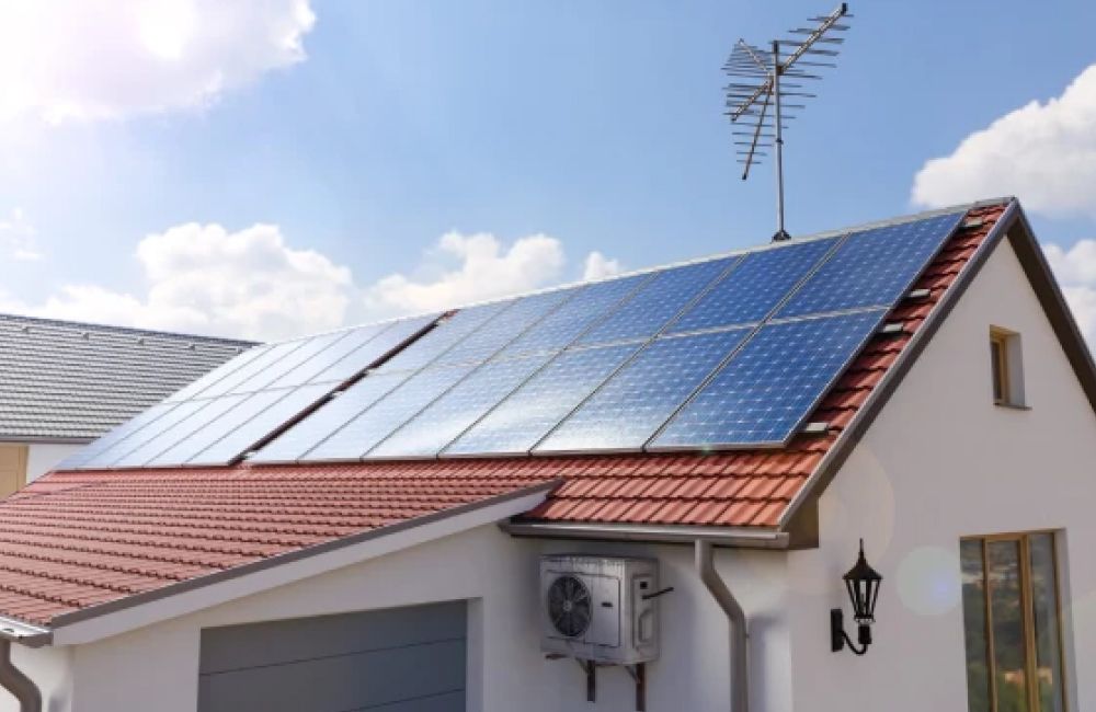 Panel Surya Terpasang Di Atap Rumah Sebagai Sumber Energi Listrik Ramah Lingkungan.