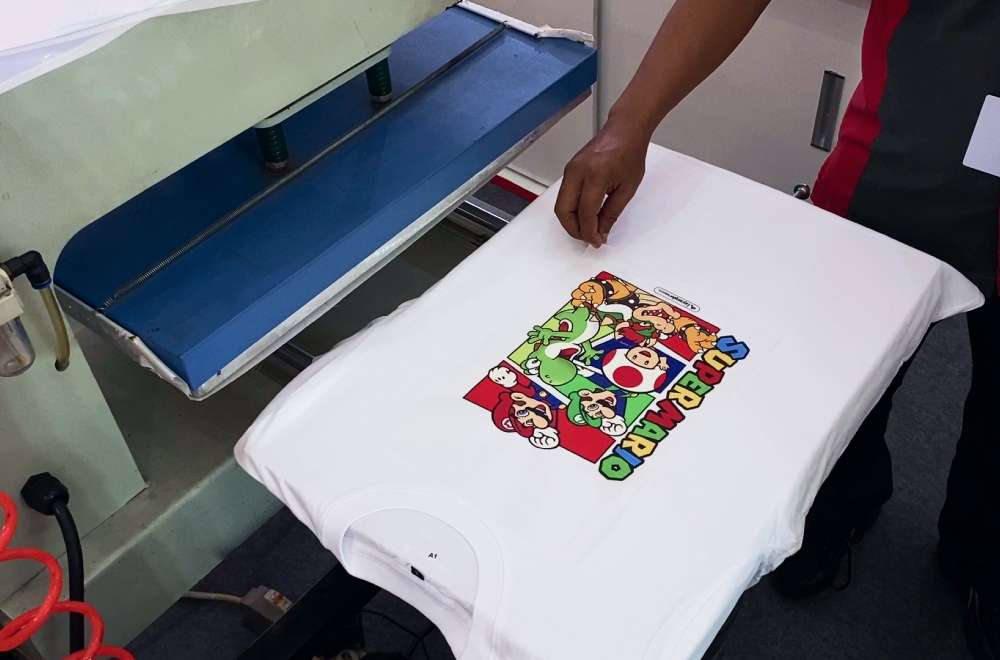 Proses Heat Press Pada Kaos Dengan Desain Dtf Untuk Menguji Ketahanan Termal Dan Stabilitas Pet Film.