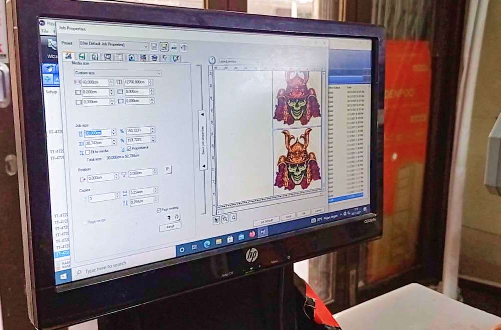 Tampilan Software Di Monitor Menunjukkan Proses Layouting Dan Ripping Desain Untuk Sablon Dtf.