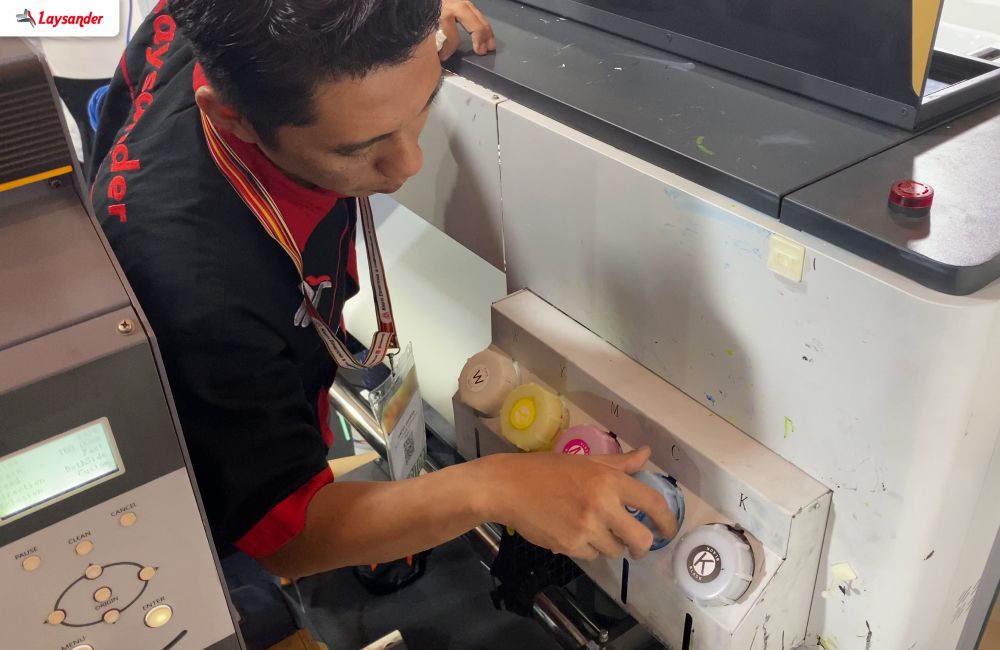 Teknisi Melakukan Perawatan Mesin Dtf Roll-To-Roll Dengan Memeriksa Dan Mengganti Tabung Tinta.