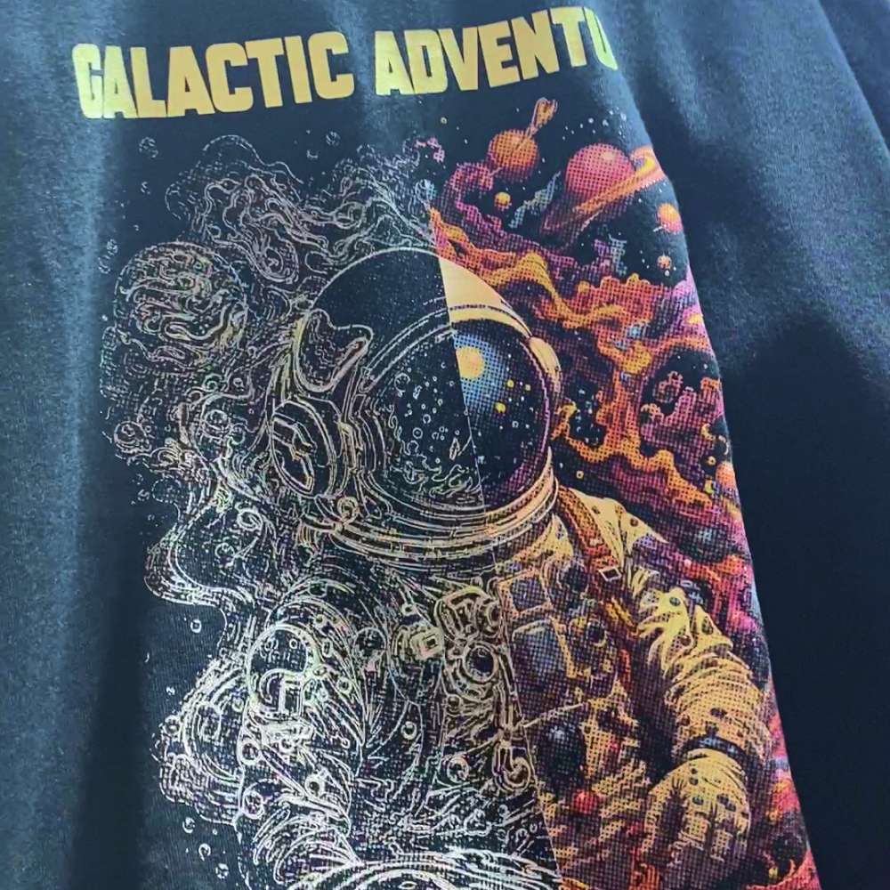 Kaos Hitam Dengan Desain Astronot Menunjukkan Perbedaan Hasil Cetak, Sisi Kiri Kusam Tanpa Icc Profile Dan Sisi Kanan Tajam Dengan Warna Akurat.
