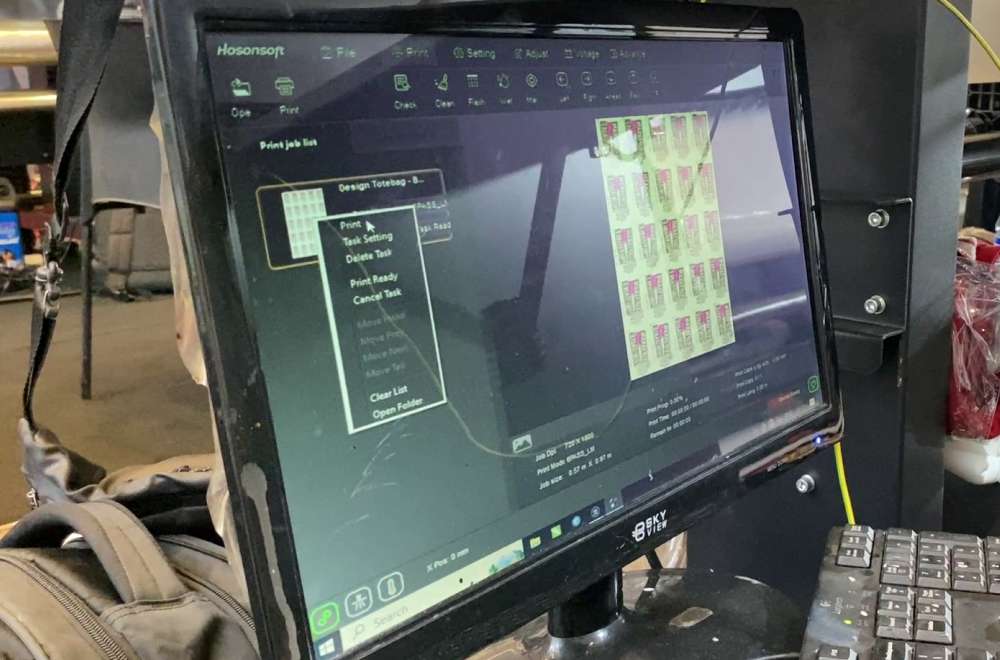 Layar Komputer Menampilkan Software Rip Yang Digunakan Untuk Mengatur File Cetak Sablon Digital.