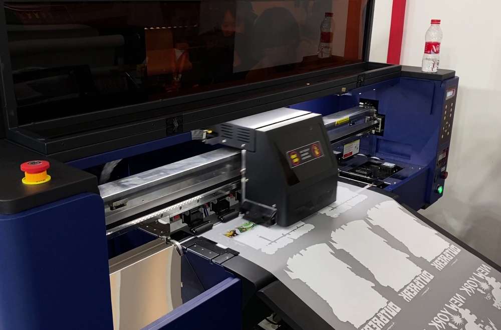 Mesin Printer Dtf Mencetak Desain Pada Pet Film Dengan Ketebalan Dan Lapisan Khusus Untuk Kelancaran Produksi.
