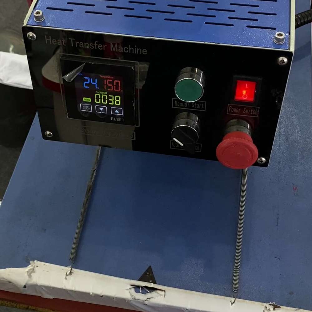 Mesin Heat Press Dengan Pengaturan Suhu Dan Waktu Untuk Transfer Desain Dtf Ke Kain.