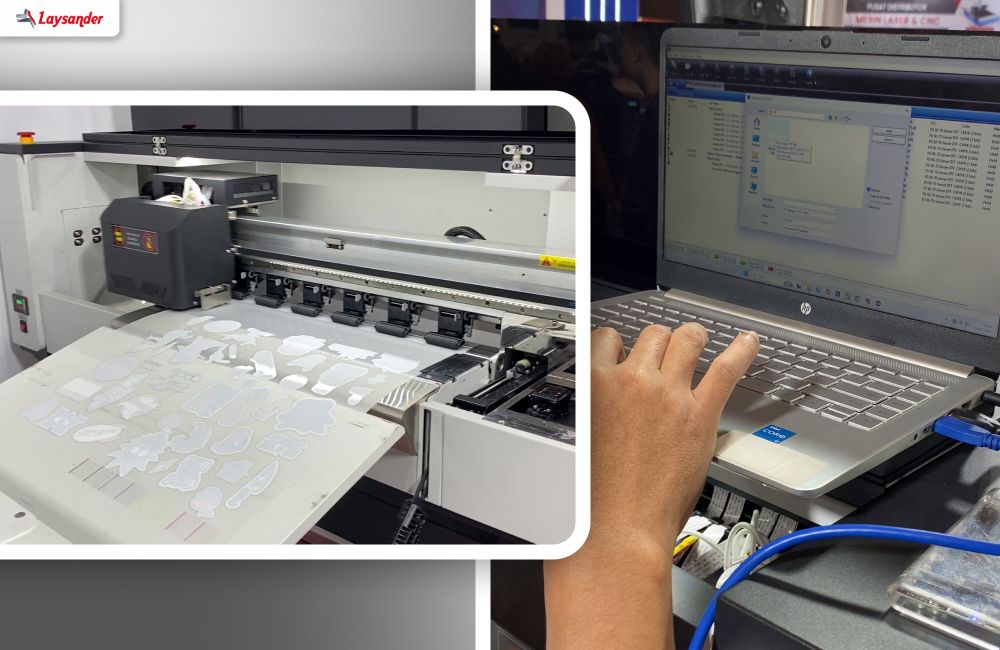 Operator Menyiapkan Desain Di Laptop Dan Mesin Dtf Roll-To-Roll Sedang Mencetak Motif Pada Film Pet.