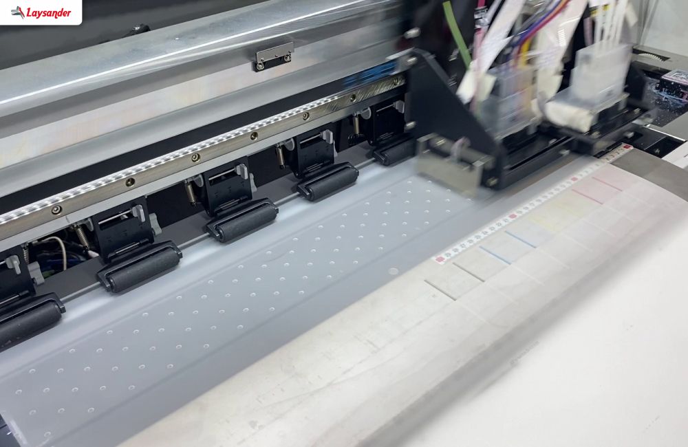 Proses Cetak Roll-To-Roll Dtf Menggunakan Printer Industri Dengan Film Pet Yang Bergerak Otomatis.
