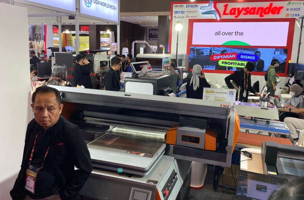 Suasana Booth Laysander Di All Print 2025 Menampilkan Berbagai Mesin Cetak Digital Modern Untuk Bisnis Percetakan