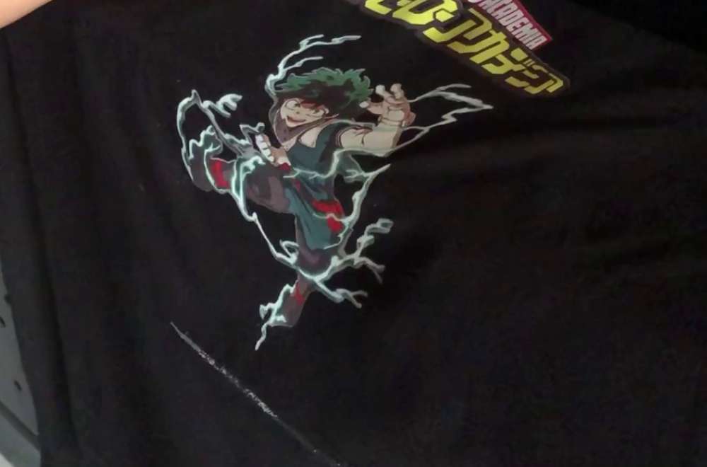 Hasil Sablon Dtf Pada Kaos Hitam Terlihat Mudah Terkelupas Karena Daya Rekat Powder Menurun.