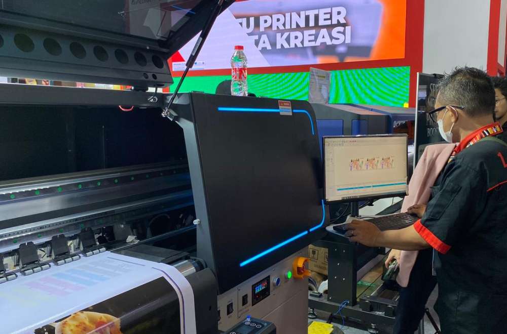 Operator Menunjukkan Cara Kerja Mesin Cetak Digital Modern Kepada Pengunjung Di Pameran All Print 2025