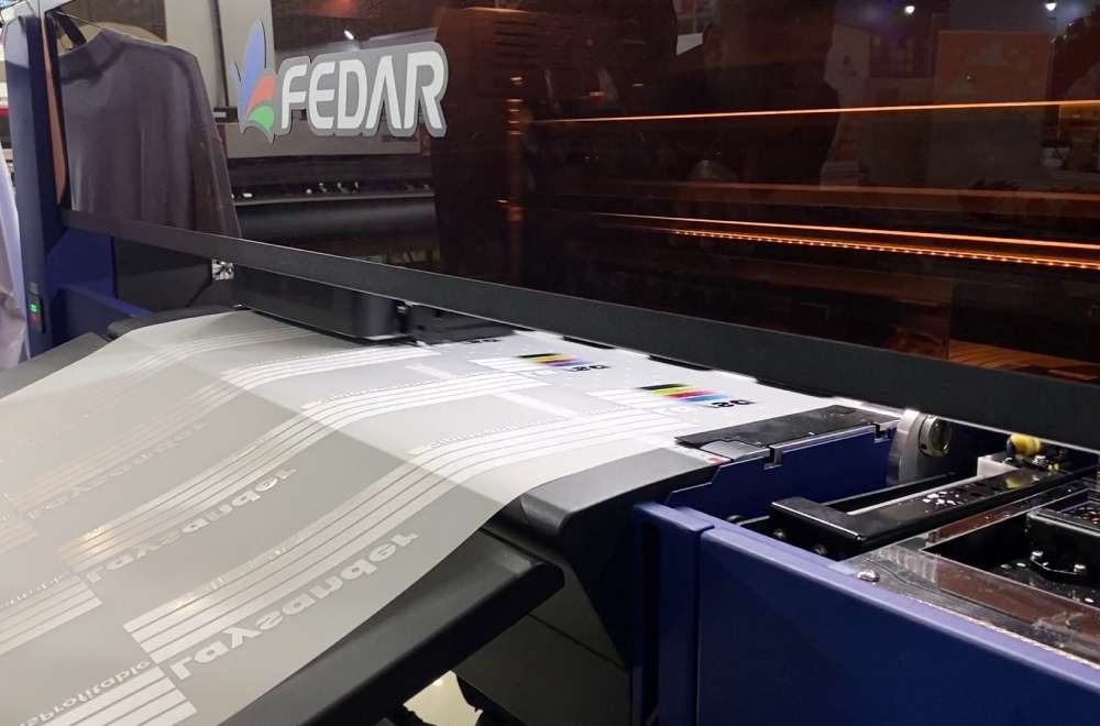 Printer Dtf Sedang Mencetak Beberapa Desain Pada Lembar Pet Film Dalam Satu Proses Cetak