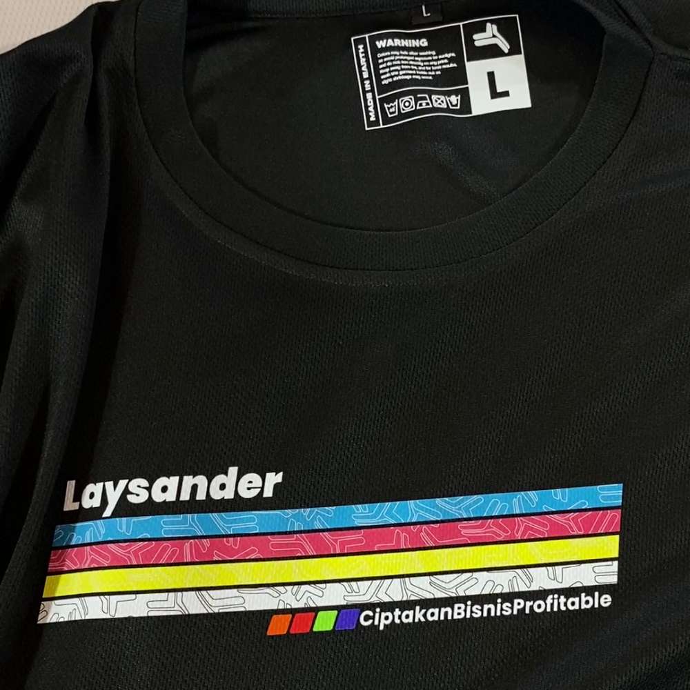Kaos Hitam Dengan Hasil Sablon Dtf Berwarna Cerah Dan Detail Halus Bertuliskan Laysander Ciptakan Bisnis Profitable